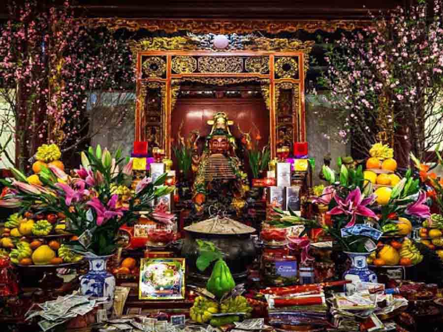Nét văn hóa truyền thống của người Việt trong Tết Nguyên đán là trang trí bàn thờ để tưởng nhớ tổ tiên và cầu mong sự may mắn. Hãy cùng xem hình ảnh về những bàn thờ được trang trí đẹp mắt mà không quá xa lạ để bạn có thêm ý tưởng cho dịp Tết này nhé!