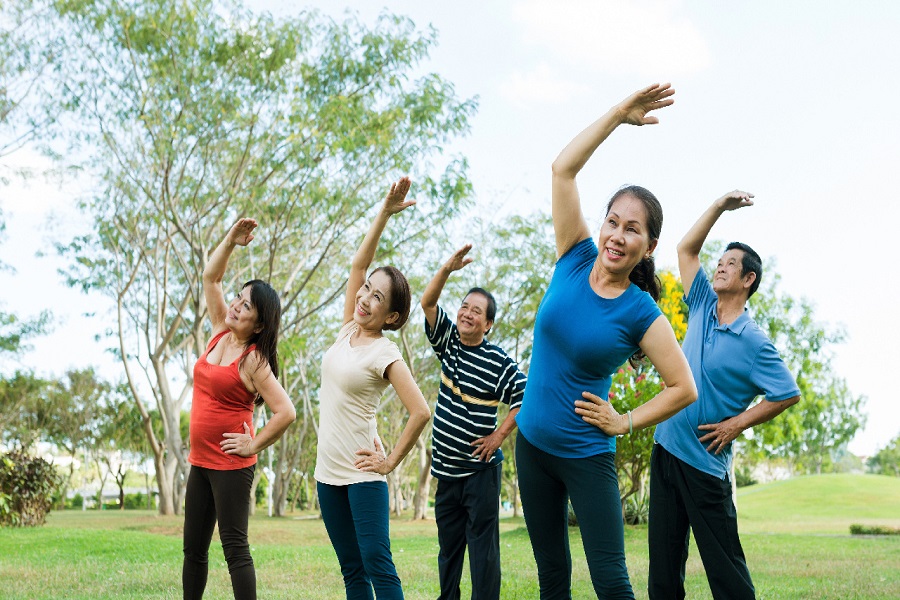 Tập thể dục, vận động nhẹ đều đặn mỗi ngày giúp người già giảm đau lưng hiệu quả