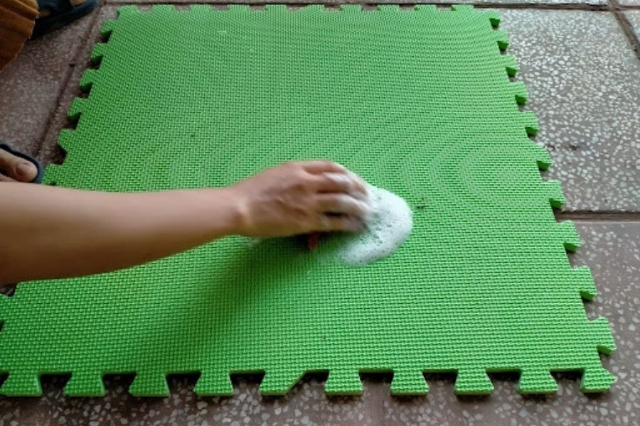 cách giặt thảm xốp siêu sạch tại nhà