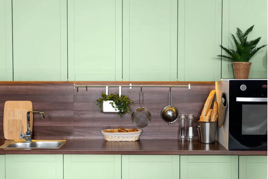 Trang trí tủ bếp với cây xanh để tạo không gian sạch sẽ và dễ chịu trong ngôi nhà.
