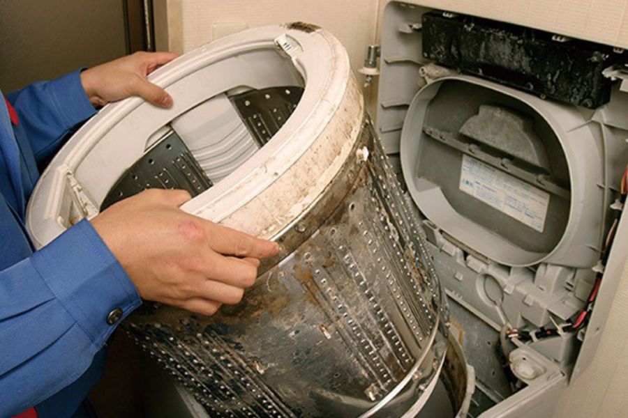 Lồng giặt máy Sanyo dính bụi bẩn và mảng bám do không được vệ sinh định kỳ