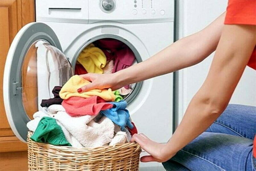 Phân loại quần áo trước khi cho vào máy giặt.