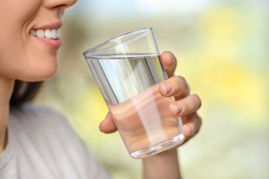 Uống đủ 2 - 3 lít nước mỗi ngày để hỗ trợ giảm cân và duy trì làn da khỏe mạnh.