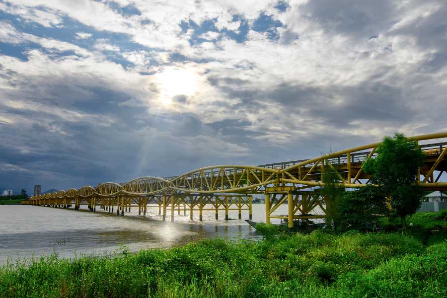 Cây cầu này nằm đối diện với cầu Trần Thị Lý, trải dài bắt ngang qua sông Hàn.