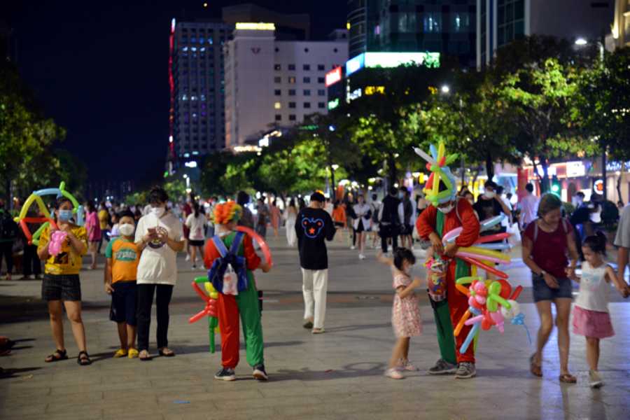 Phố đi bộ Nguyễn Huệ lúc nào cũng nhộn nhịp vào mỗi tối cuối tuần.