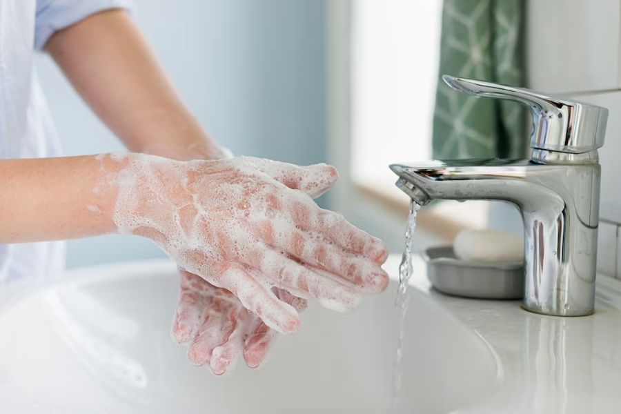 Cần vệ sinh tay sạch sẽ trước khi pha bột ăn dặm cho bé.