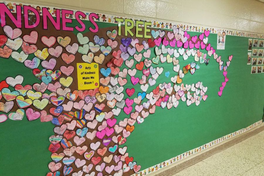Độc đáo mẫu trang trí bảng 20/11 bằng cây trái tim ghi lời chúc từ các bạn học sinh gửi tặng thầy cô.