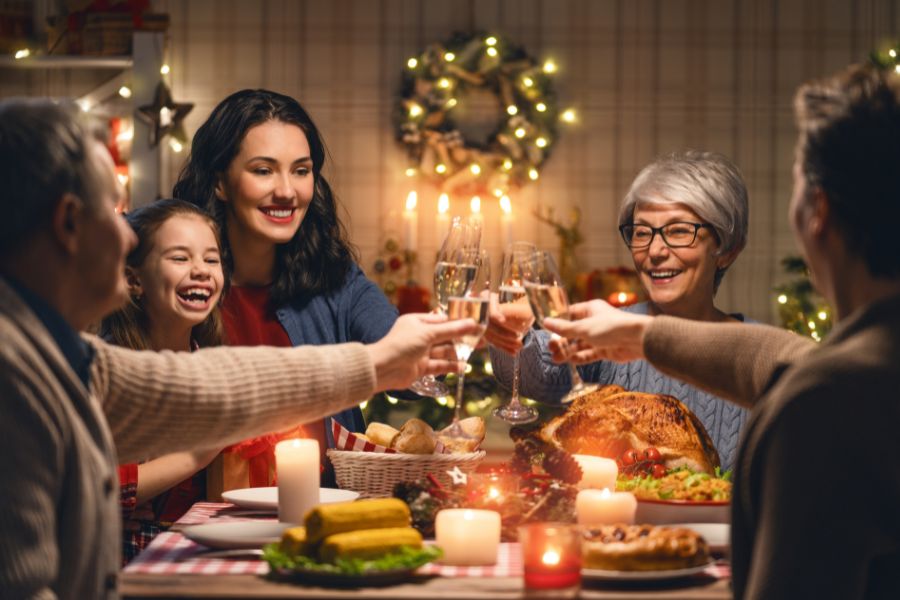 Hãy cùng gia đình nhâm nhi bữa ăn vừa đố nhau những câu hỏi về Giáng Sinh.