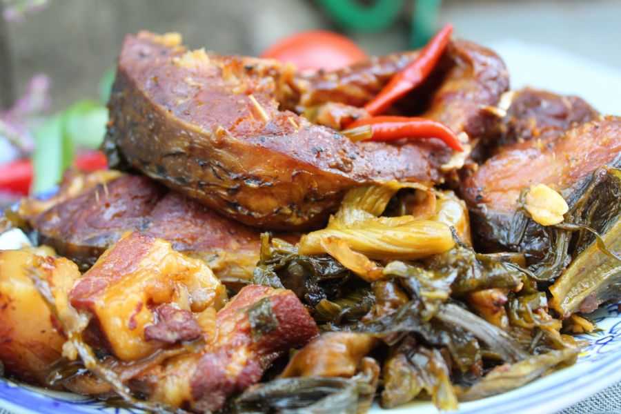 Cá trắm kho dưa là món ăn “siêu phẩm” trong những ngày mưa.