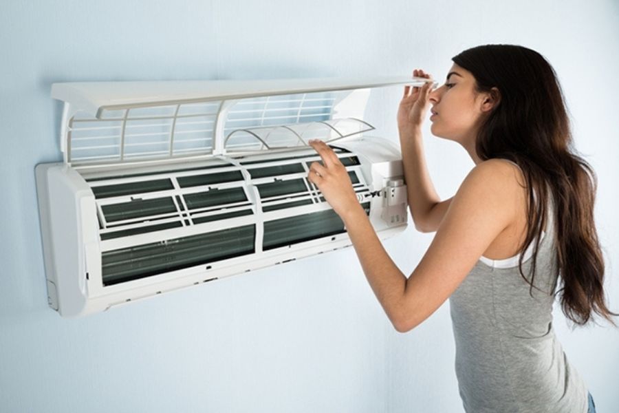 Không thường xuyên bảo dưỡng máy lạnh gây ra tình trạng máy lạnh phát ra mùi hôi khó chịu.