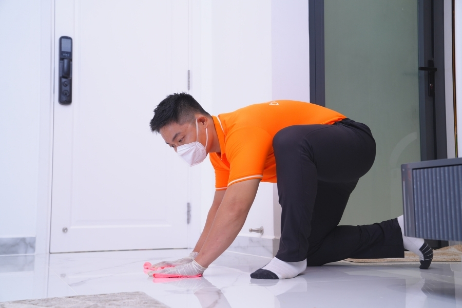 Nhân viên sẽ dọn sạch không gian sau khi vệ sinh máy lạnh xong.