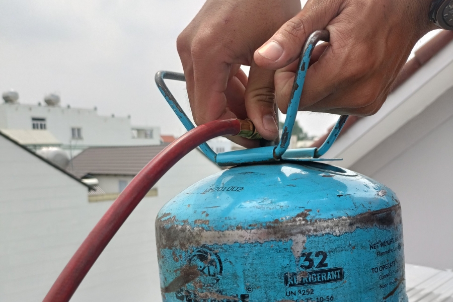 Máy lạnh sẽ được nạp thêm gas theo yêu cầu của khách hàng.