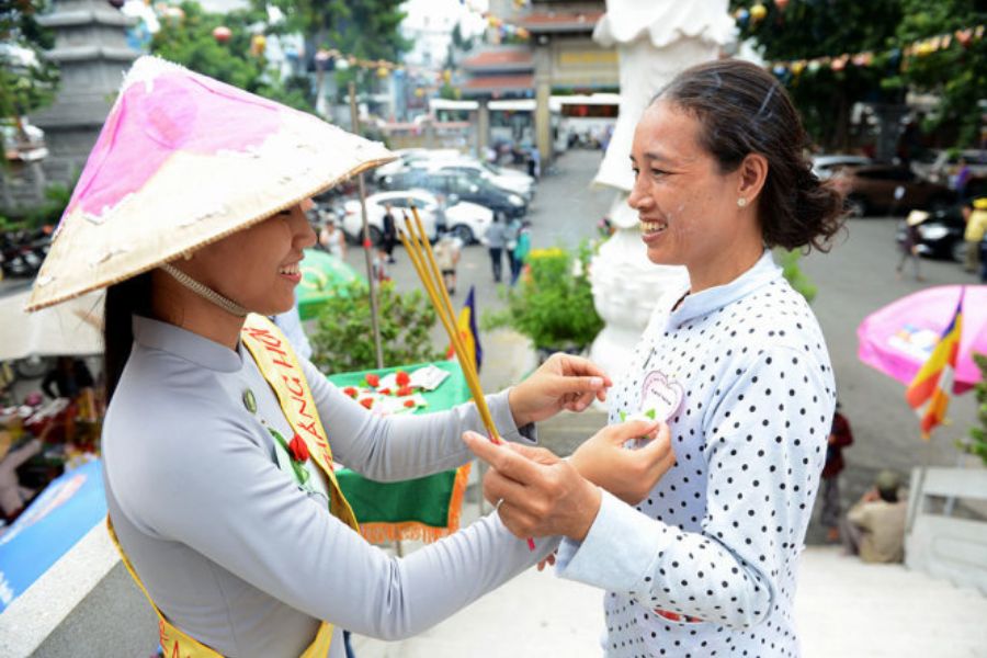 Cùng cha mẹ đi lễ chùa cầu bình an, sức khỏe cho đấng sinh thành.