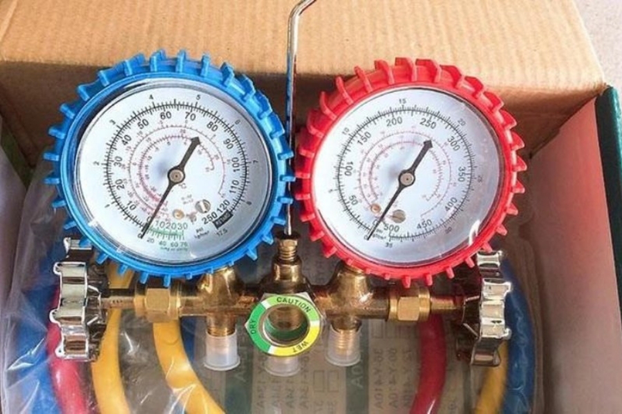 Đồng hồ đo gas chuyên dụng trong bơm gas máy lạnh.