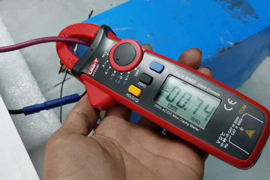 Đồng hồ kẹp dòng có chức năng để đo dòng điện chạy qua máy nén.