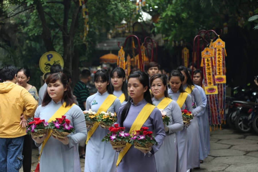 Hoạt động dâng hoa trong ngày lễ Vu Lan. (Nguồn ảnh: Báo Thanh Niên)