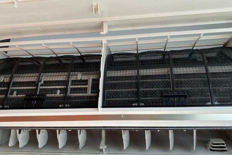 Bụi bẩn tích tụ ở tấm lưới lọc gây giảm hiệu suất làm mát của máy lạnh.
