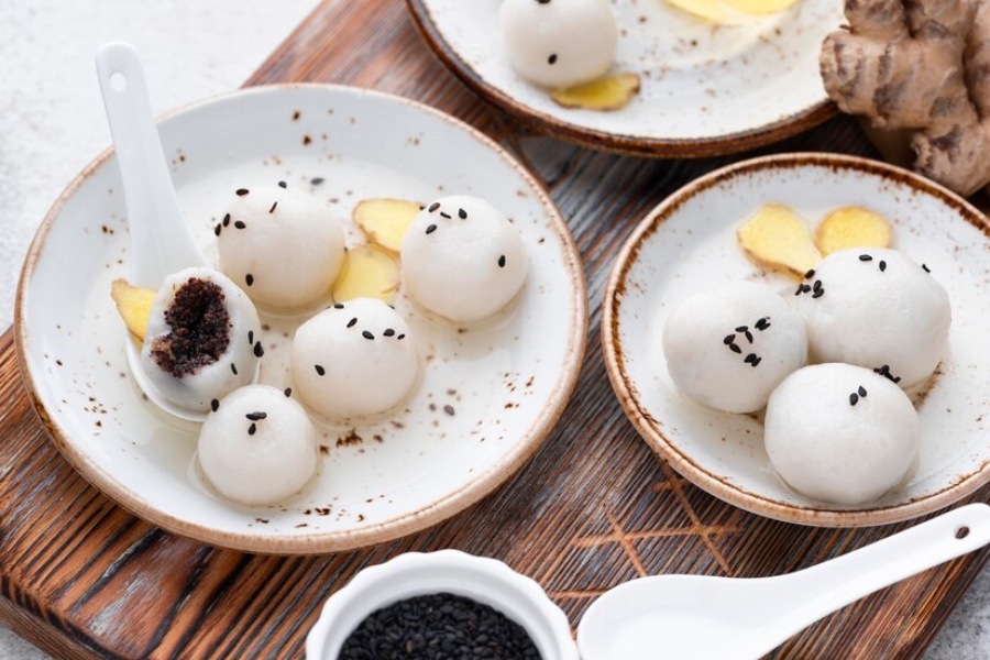 Món ăn truyền thống Nhật Bản mochi kết hợp nhân đậu đỏ mang hương vị mới lạ.