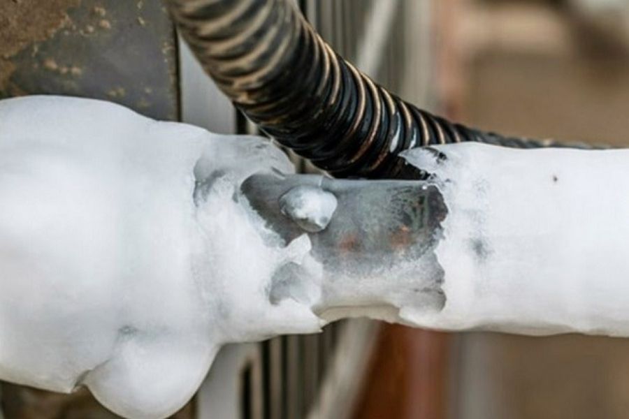 Tuyết bám trên ống đồng điều hoà khi lượng gas không đủ để lưu thông.
