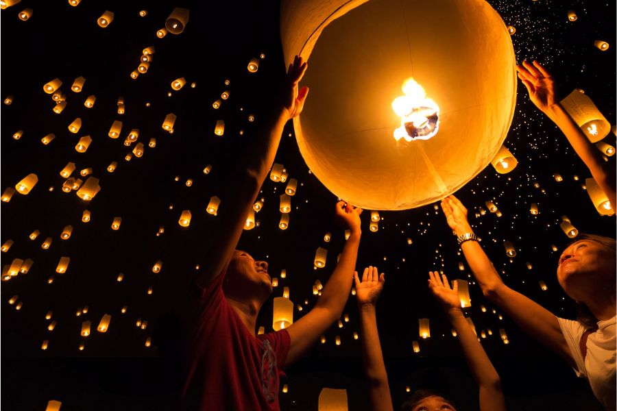 Ánh đèn lung linh cùng ánh trăng tỏa sáng lấp lánh trên bầu trời tạo nên khung cảnh nên thơ.