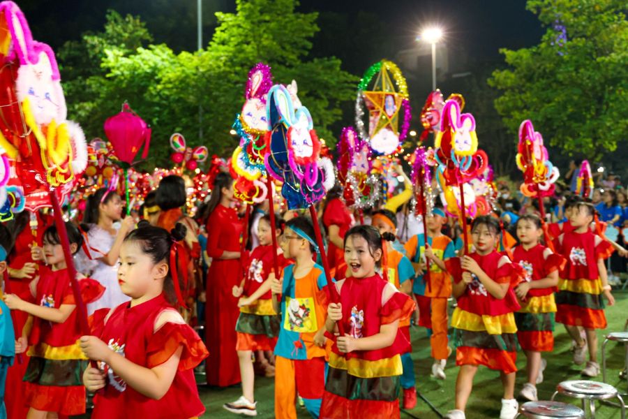 Ánh trăng soi sáng khắp nơi, soi sáng những nụ cười của những đứa trẻ và vẽ nên một đêm hội đáng nhớ.