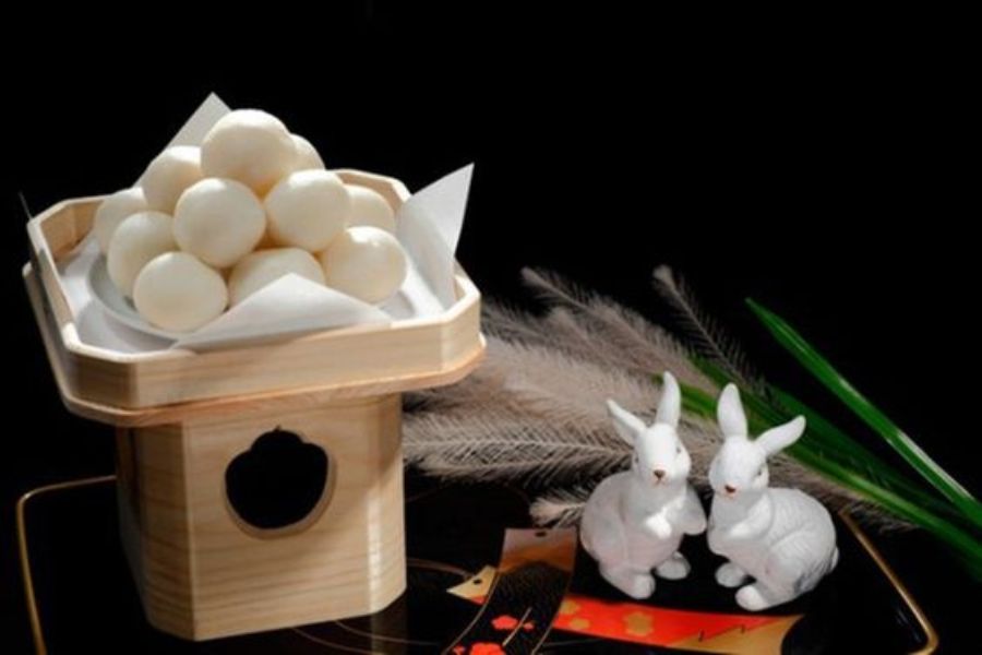 Bánh Tsukimi Dango truyền thống của Nhật Bản ngày Trung thu.