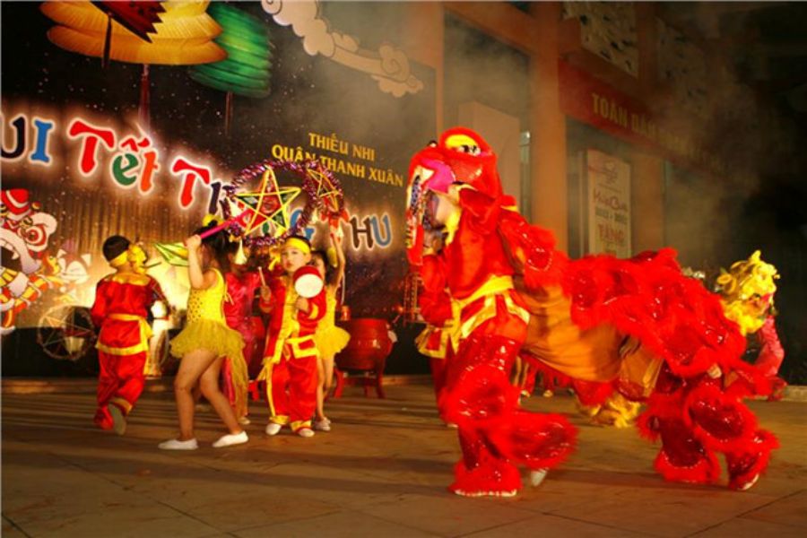 Đêm Trung thu, khắp phố phường như khoác lên một chiếc áo mới, những ánh đèn lung linh, lấp lánh tạo nên bầu không khí tuyệt diệu.