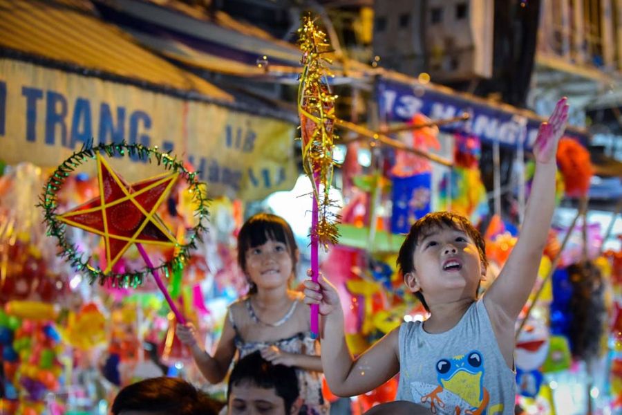 Đêm Trung thu với những chiếc lồng đèn đủ hình dạng và màu sắc là cả bầu trời tuổi thơ của những đứa trẻ.