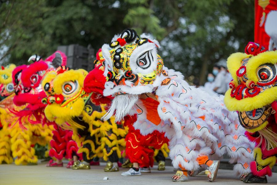 Múa lân không chỉ là một hoạt động vui chơi mà còn là biểu tượng của sự may mắn và thịnh vượng.