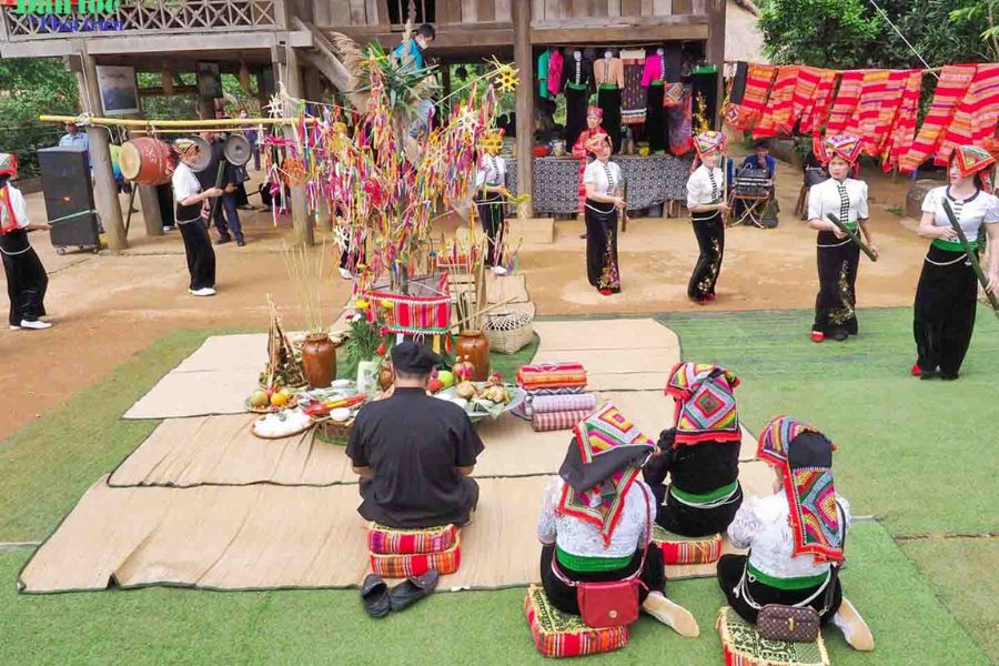 Người dân tổ chức nghi lễ cúng bái để tỏ lòng tôn kính Hằng Nga. (Nguồn ảnh: Sưu tầm)