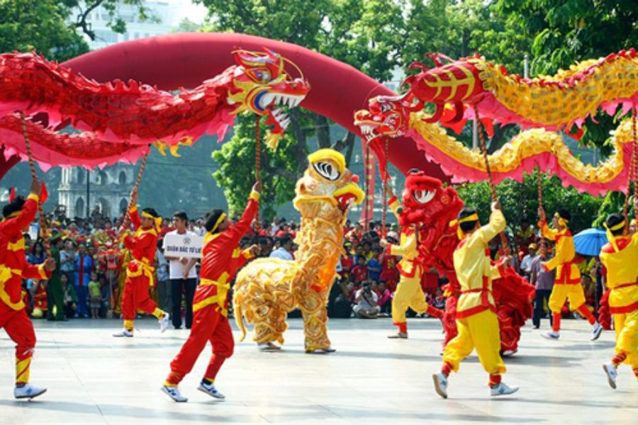 Những động tác uốn lượn, uyển chuyển từ đoàn lân khiến người xem không thể rời mắt.