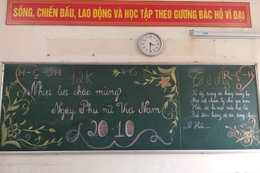 Lớp chuyên Hóa trang trí bảng chào mừng ngày 20/10. (Ảnh: Sưu tầm)