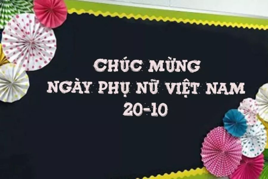 Mẫu trang trí bảng với hoa giấy Nhật Bản. (Ảnh: Sưu tầm)