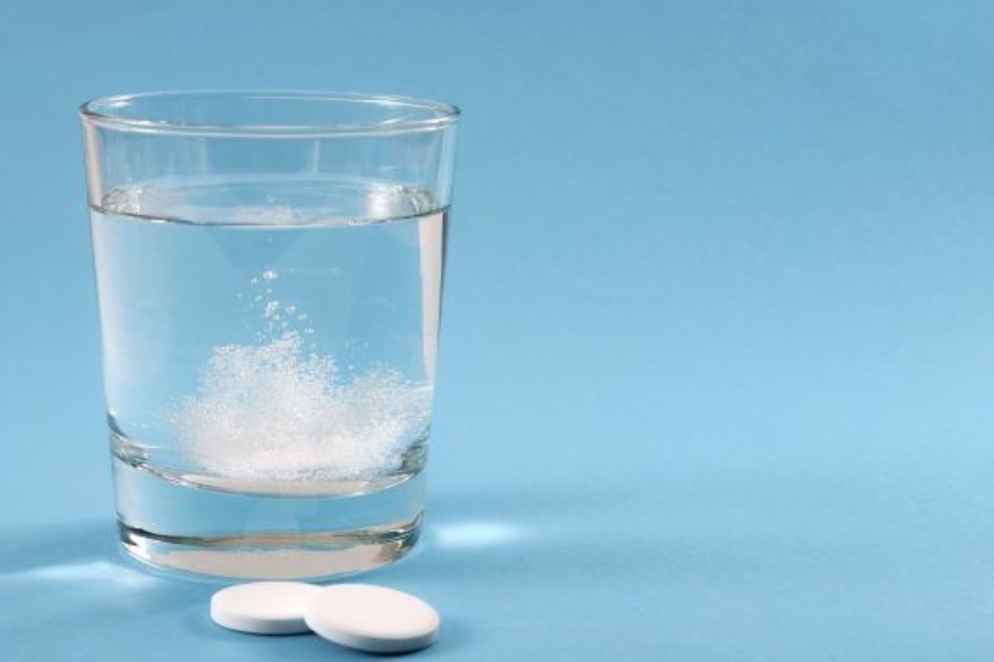 Hòa tan Aspirin cùng với nước sẽ tạo ra hỗn hợp giúp hoa ly tươi lâu.